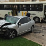 Carro de Brusque colide com ônibus em Gaspar