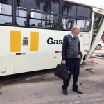 Carro de Brusque colide com ônibus em Gaspar