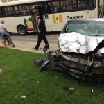 Carro de Brusque colide com ônibus em Gaspar