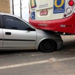 Carro de Brusque colide com ônibus em Gaspar