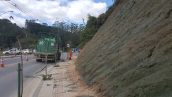 momento dos trabalhos de hidrossemeadura