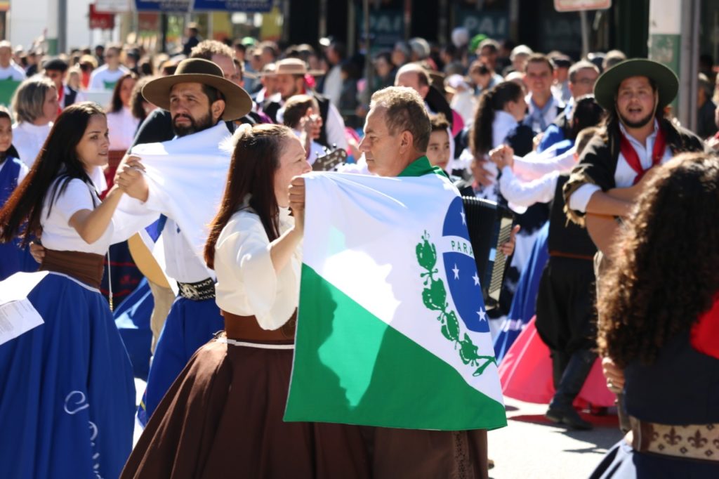 Desfile Cívico e corte da Cuca Gigante marcam os 159 anos do aniversário de Brusque