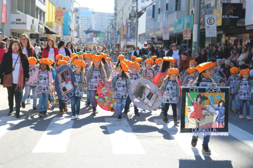 Desfile Cívico e corte da Cuca Gigante marcam os 159 anos do aniversário de Brusque
