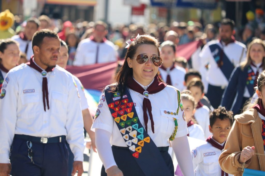 Desfile Cívico e corte da Cuca Gigante marcam os 159 anos do aniversário de Brusque