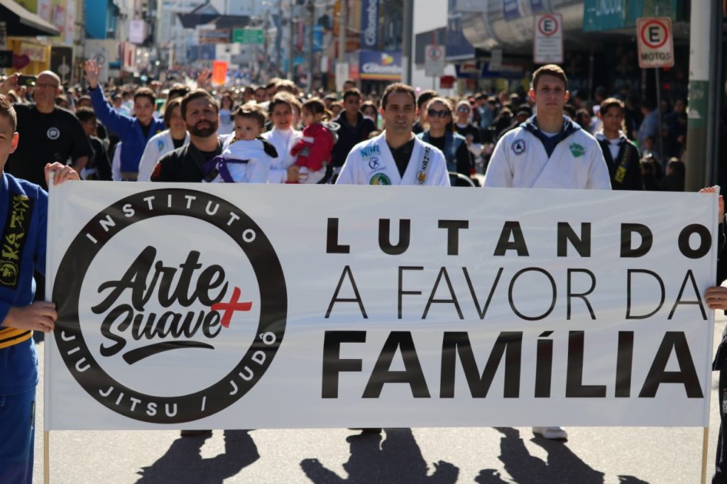 Desfile Cívico e corte da Cuca Gigante marcam os 159 anos do aniversário de Brusque
