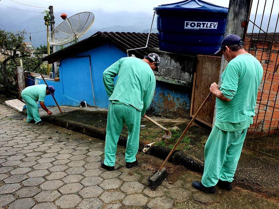 Detentos do presídio de Blumenau fazem limpeza em comunidade
