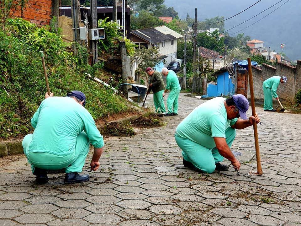 Detentos do presídio de Blumenau fazem limpeza em comunidade