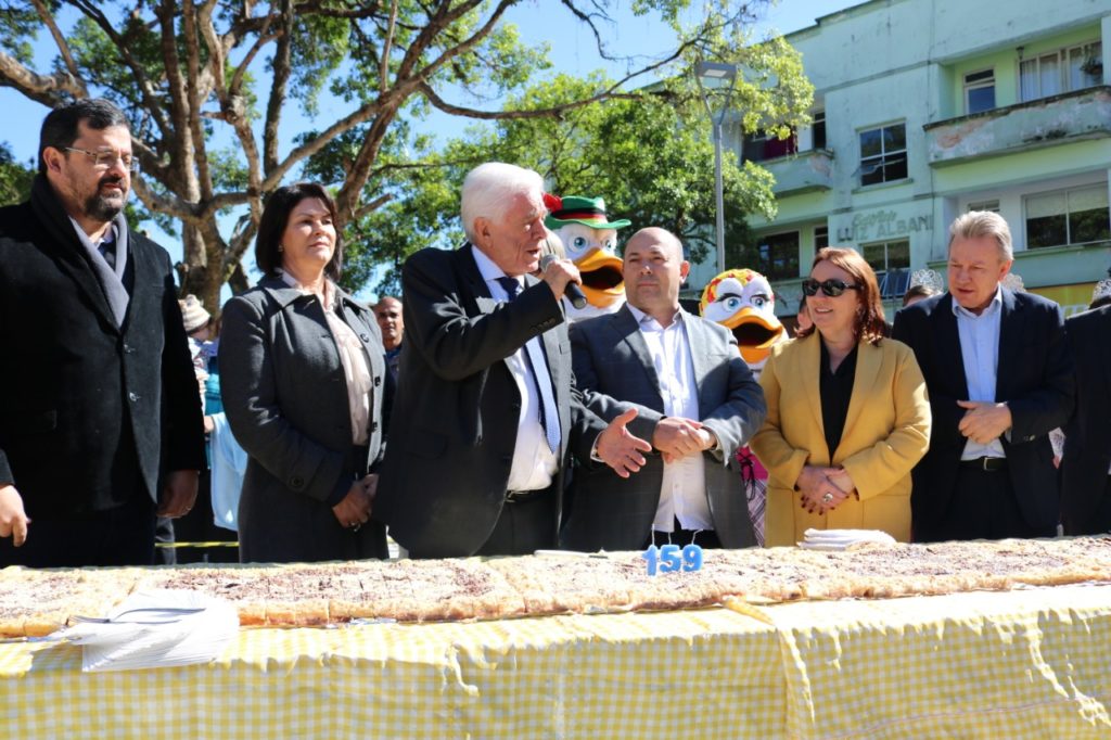 Desfile Cívico e corte da Cuca Gigante marcam os 159 anos do aniversário de Brusque