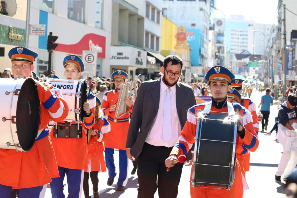 Desfile Cívico e corte da Cuca Gigante marcam os 159 anos do aniversário de Brusque