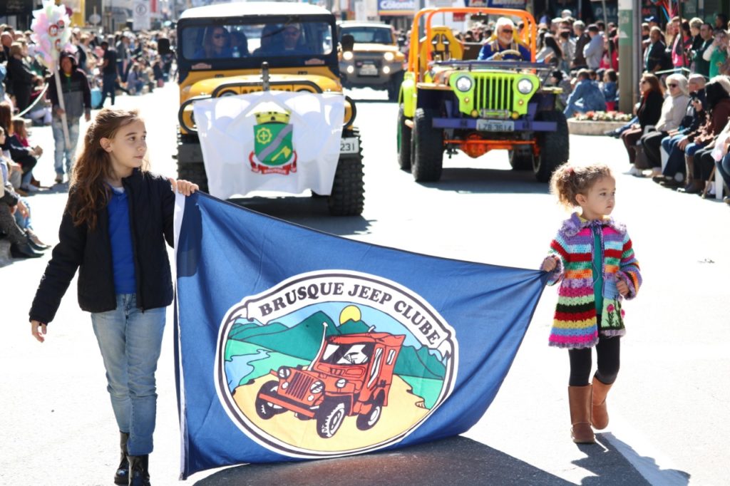 Desfile Cívico e corte da Cuca Gigante marcam os 159 anos do aniversário de Brusque