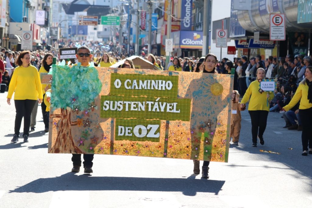 Desfile Cívico e corte da Cuca Gigante marcam os 159 anos do aniversário de Brusque