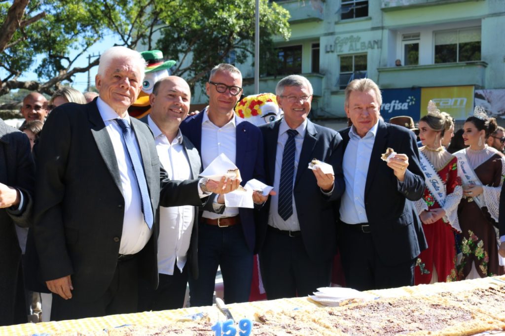 Desfile Cívico e corte da Cuca Gigante marcam os 159 anos do aniversário de Brusque