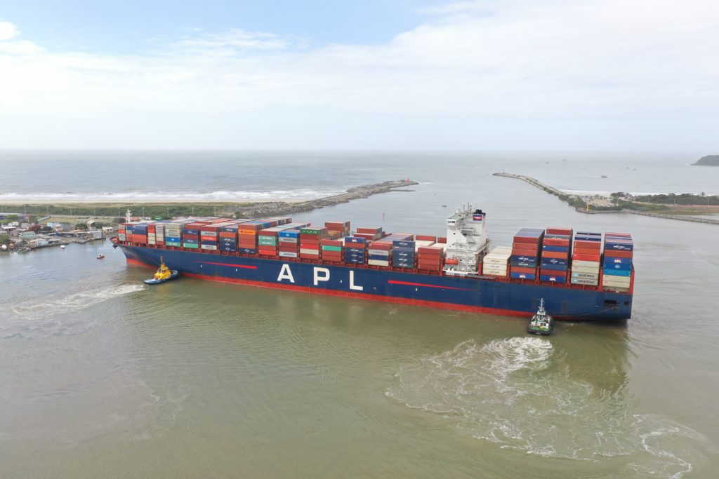 Complexo Portuário de Itajaí recebe o maior navio em operação na costa brasileira