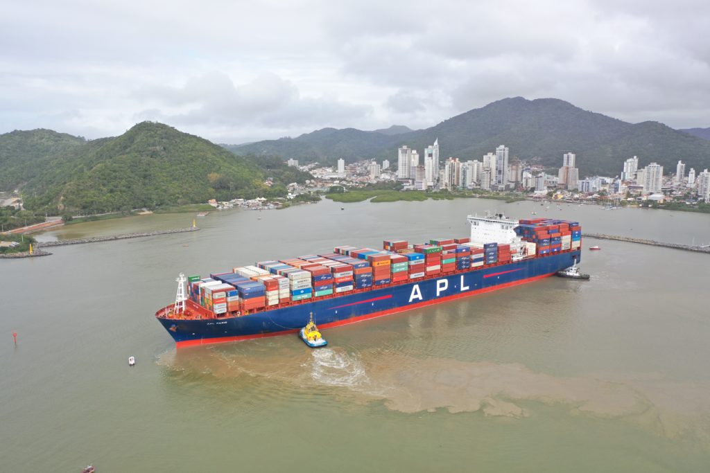 Complexo Portuário de Itajaí recebe o maior navio em operação na costa brasileira
