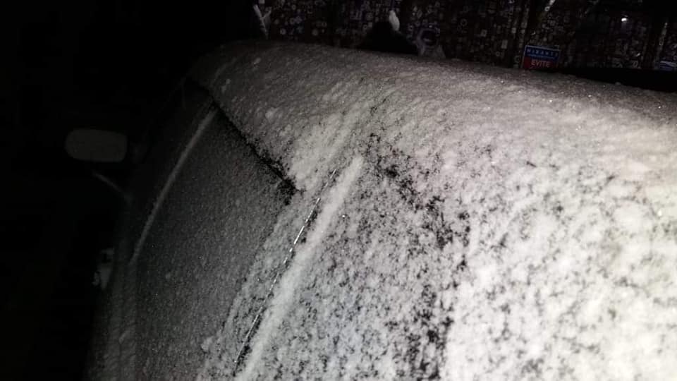 Bonecos de neve decoram noite gelada na Serra Catarinense
