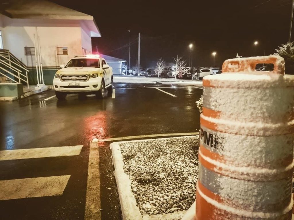 Bonecos de neve decoram noite gelada na Serra Catarinense