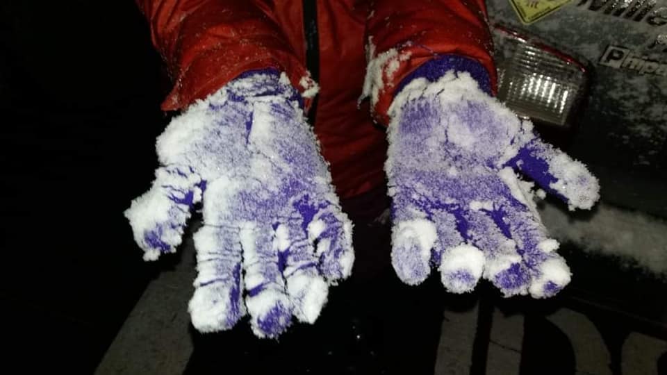 Bonecos de neve decoram noite gelada na Serra Catarinense