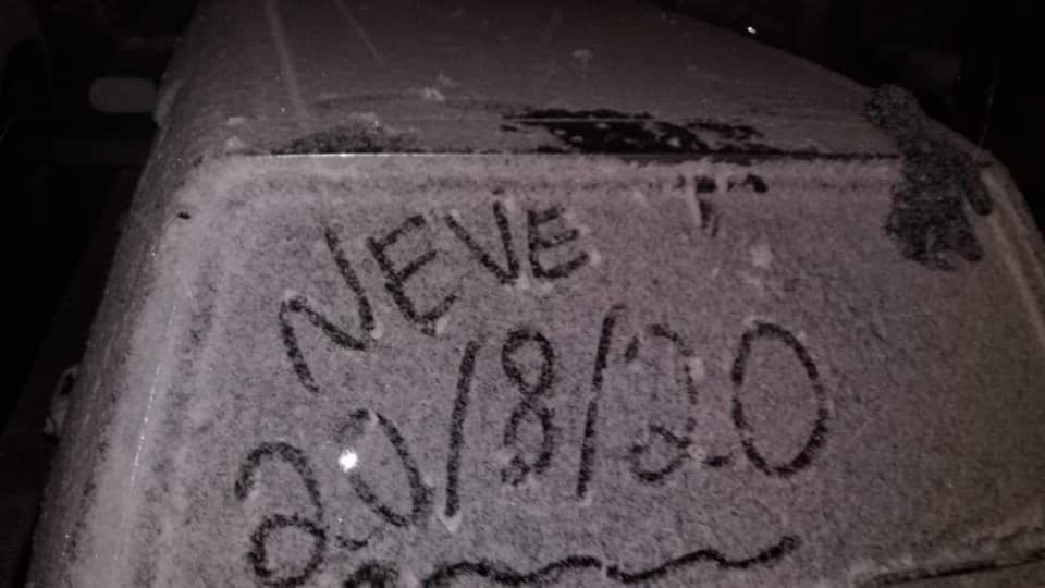 Bonecos de neve decoram noite gelada na Serra Catarinense