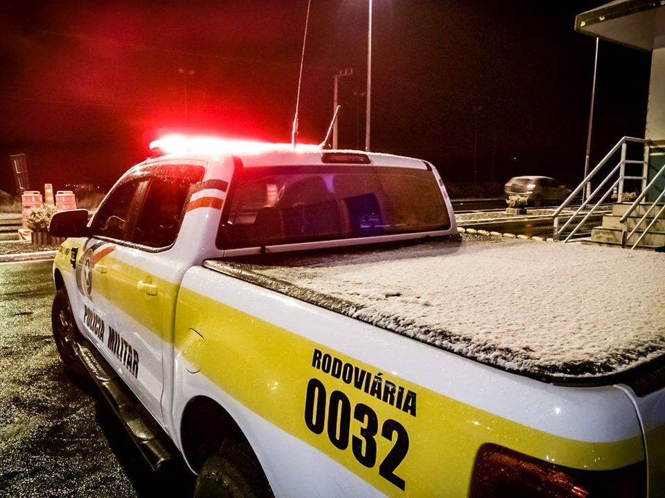 Bonecos de neve decoram noite gelada na Serra Catarinense