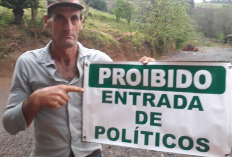 Agricultor instala placa na sua propriedade proibindo a entrada de políticos