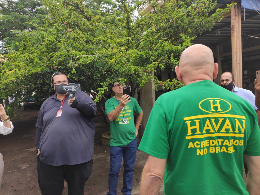 Saiba como é um dia da rotina insana de Luciano Hang