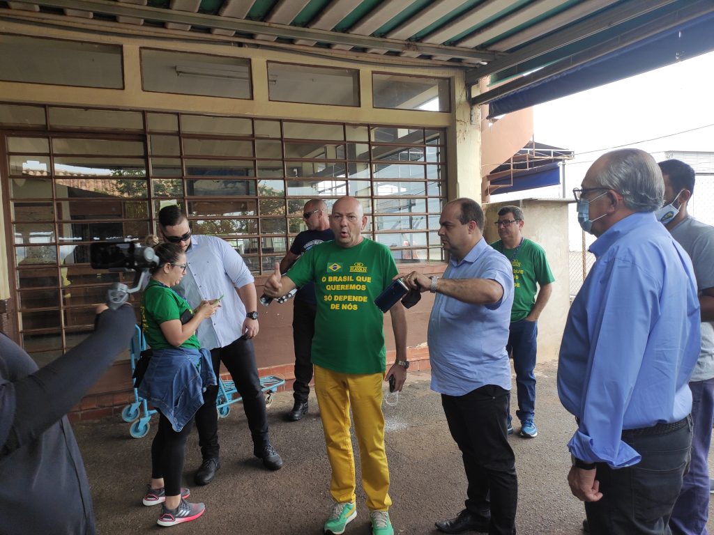 Saiba como é um dia da rotina insana de Luciano Hang