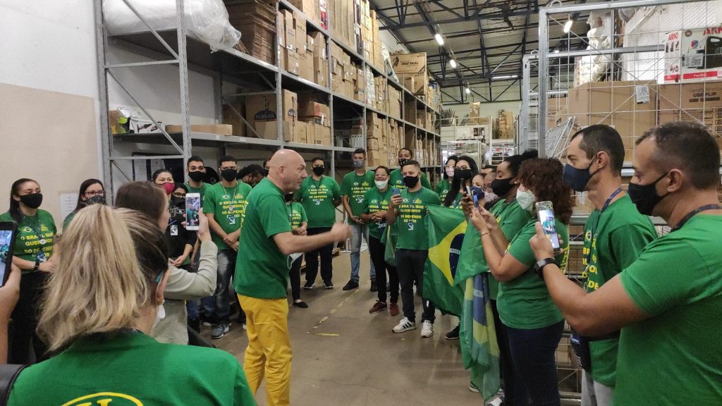 Saiba como é um dia da rotina insana de Luciano Hang