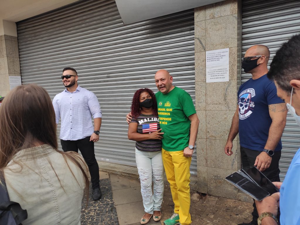 Saiba como é um dia da rotina insana de Luciano Hang