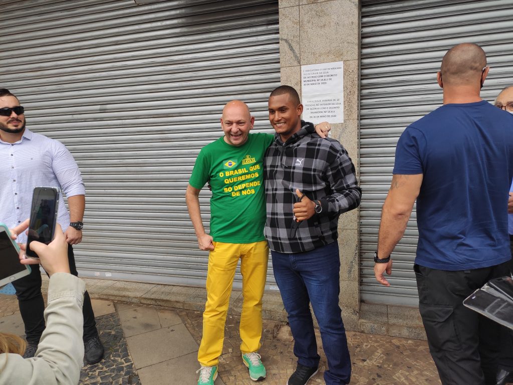 Saiba como é um dia da rotina insana de Luciano Hang