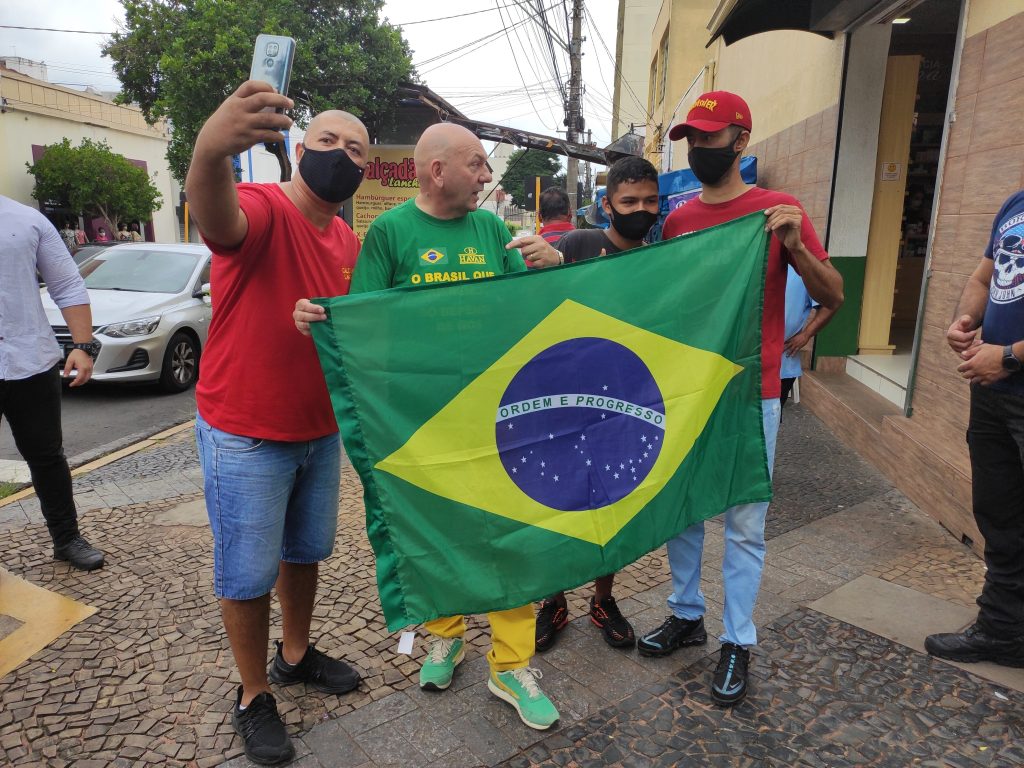 Saiba como é um dia da rotina insana de Luciano Hang