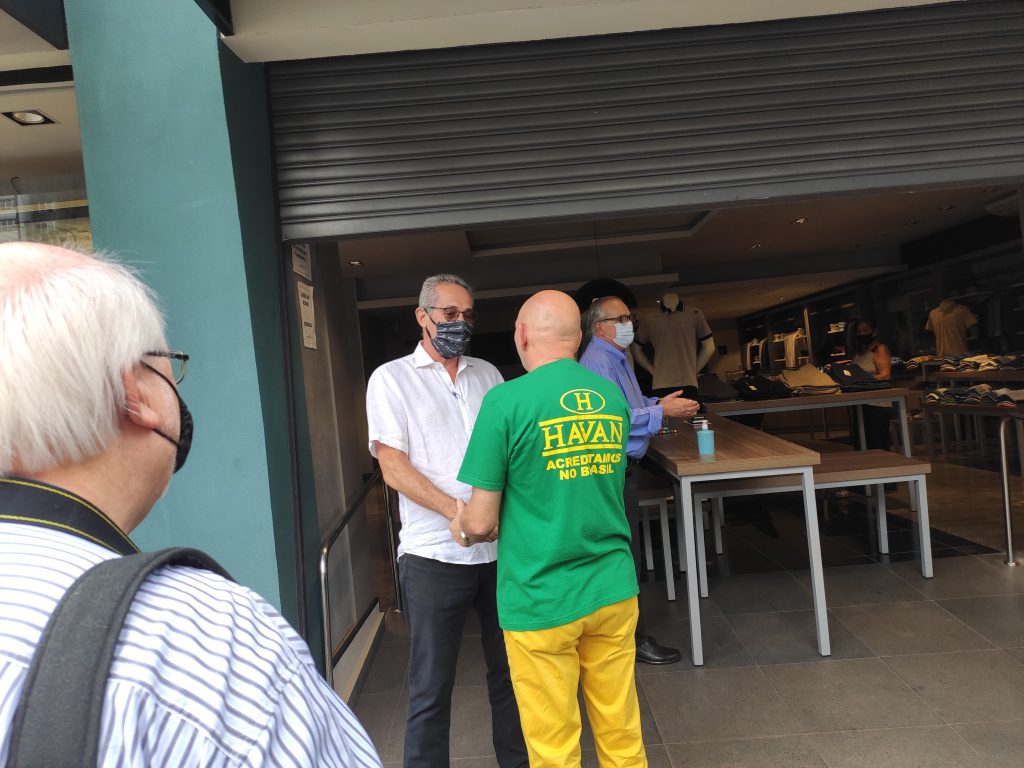 Saiba como é um dia da rotina insana de Luciano Hang