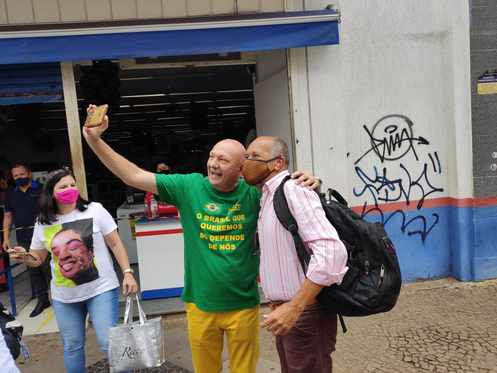 Saiba como é um dia da rotina insana de Luciano Hang