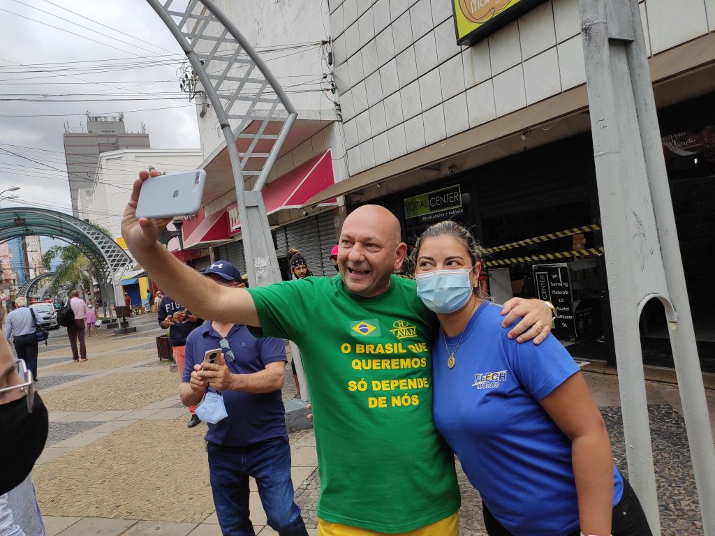 Saiba como é um dia da rotina insana de Luciano Hang