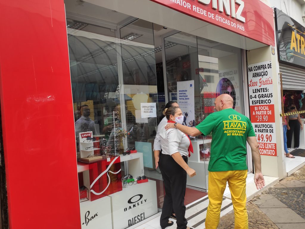 Saiba como é um dia da rotina insana de Luciano Hang