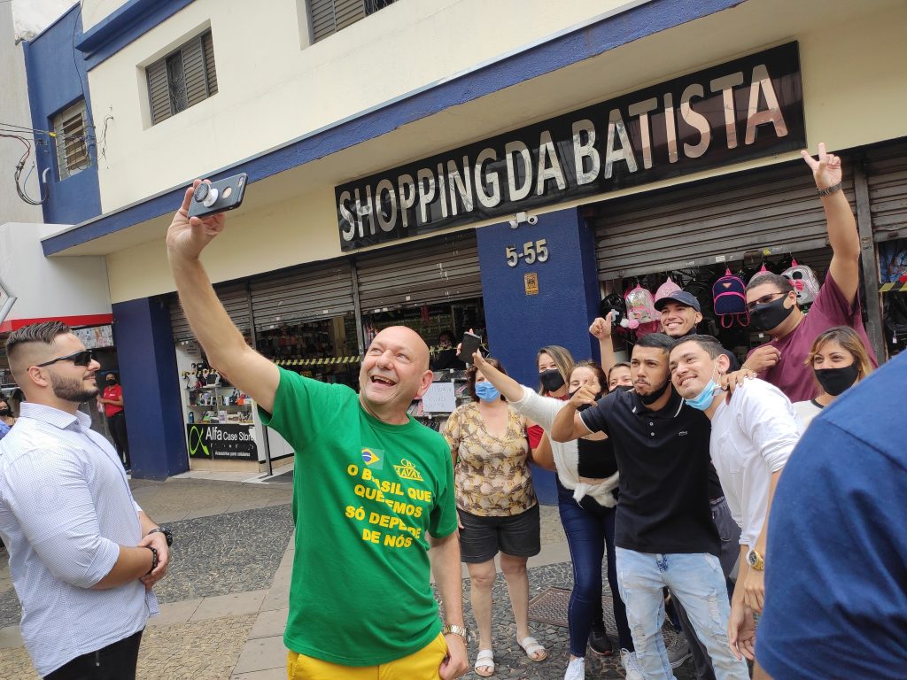 Saiba como é um dia da rotina insana de Luciano Hang