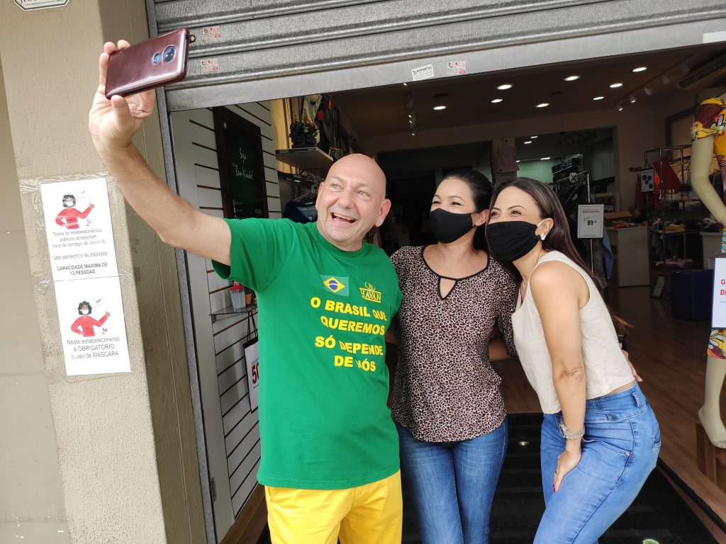 Saiba como é um dia da rotina insana de Luciano Hang