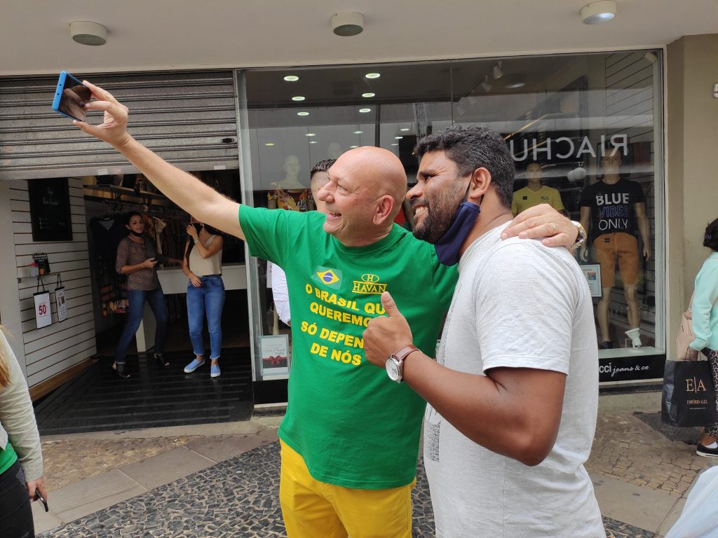 Saiba como é um dia da rotina insana de Luciano Hang