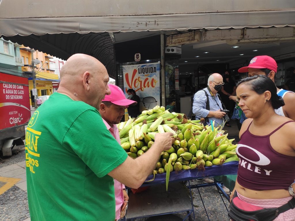 Saiba como é um dia da rotina insana de Luciano Hang