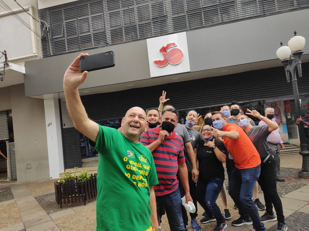 Saiba como é um dia da rotina insana de Luciano Hang