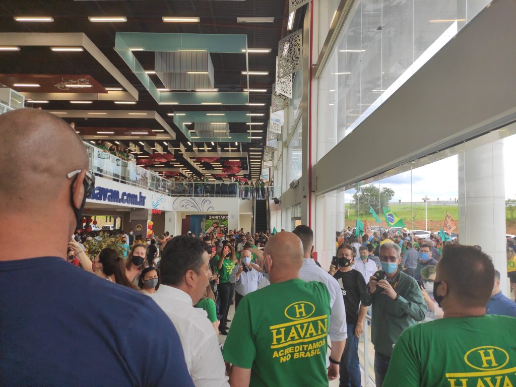 Saiba como é um dia da rotina insana de Luciano Hang