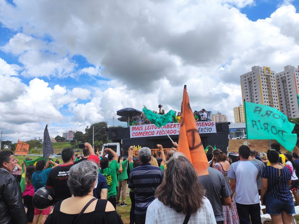 Saiba como é um dia da rotina insana de Luciano Hang
