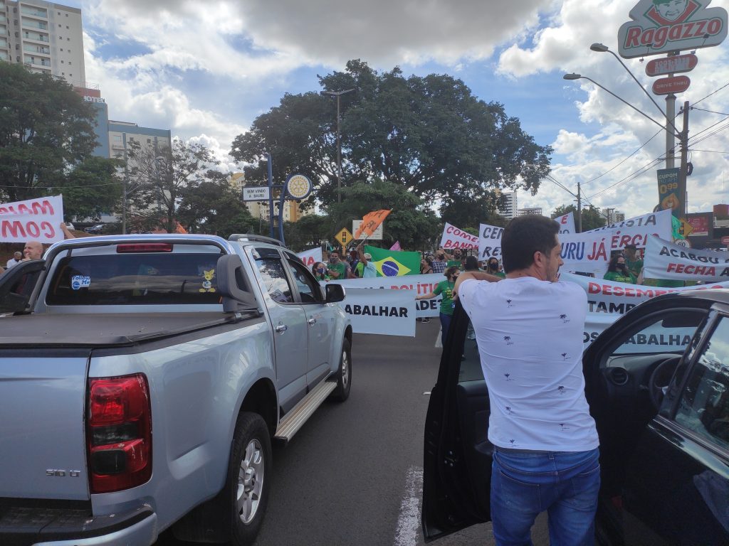 Saiba como é um dia da rotina insana de Luciano Hang