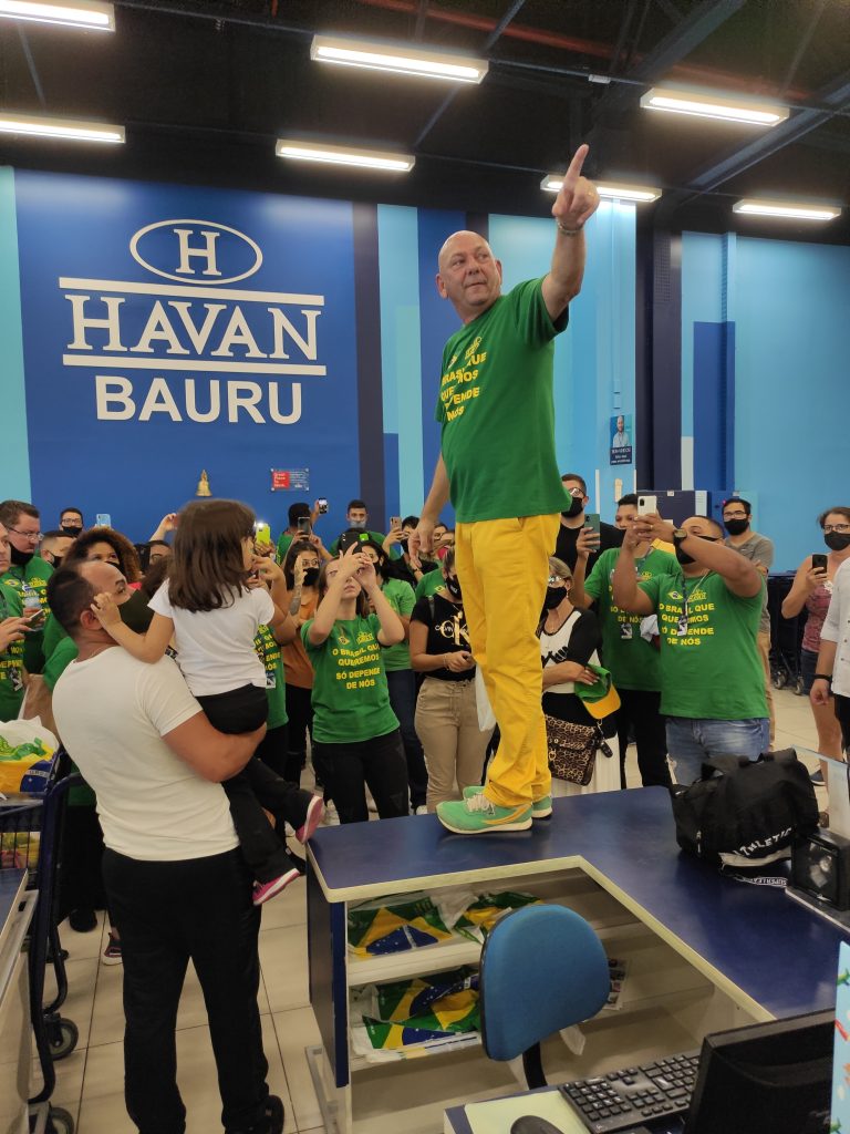 Saiba como é um dia da rotina insana de Luciano Hang