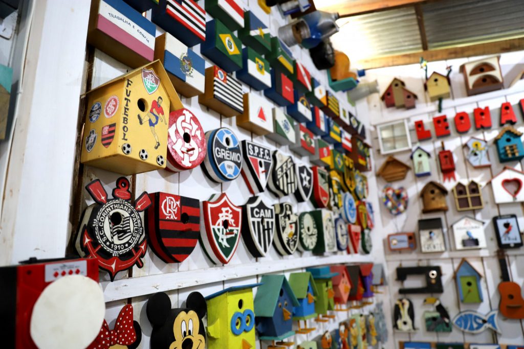Guabirubense possui quase 800 casinhas criativas para pássaros já fabricadas
