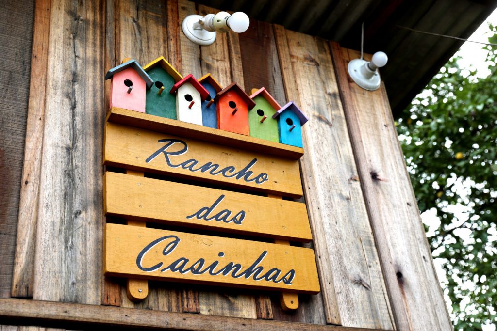 Guabirubense possui quase 800 casinhas criativas para pássaros já fabricadas