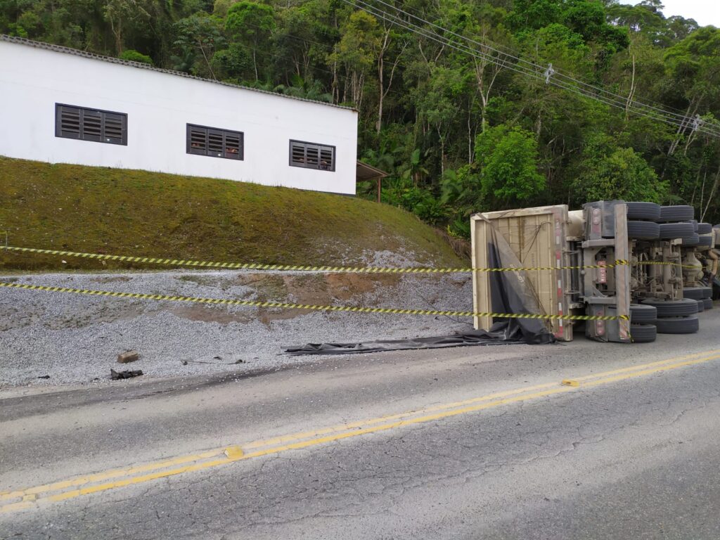 Motorista fica preso às ferragens após tombar carreta em Botuverá