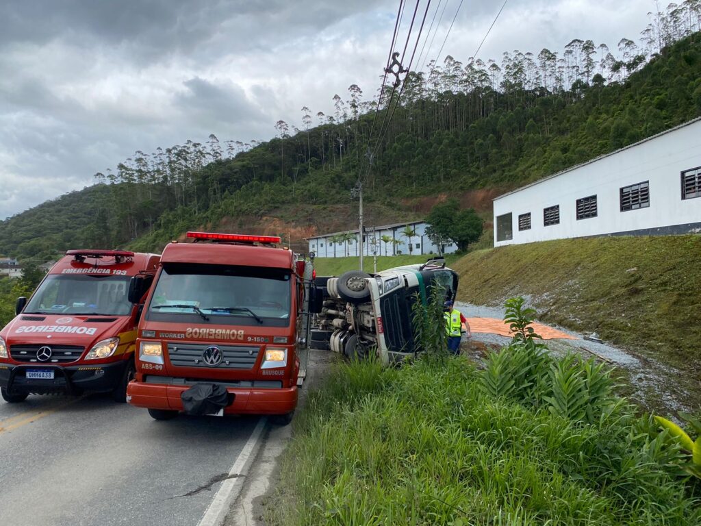 Motorista fica preso às ferragens após tombar carreta em Botuverá