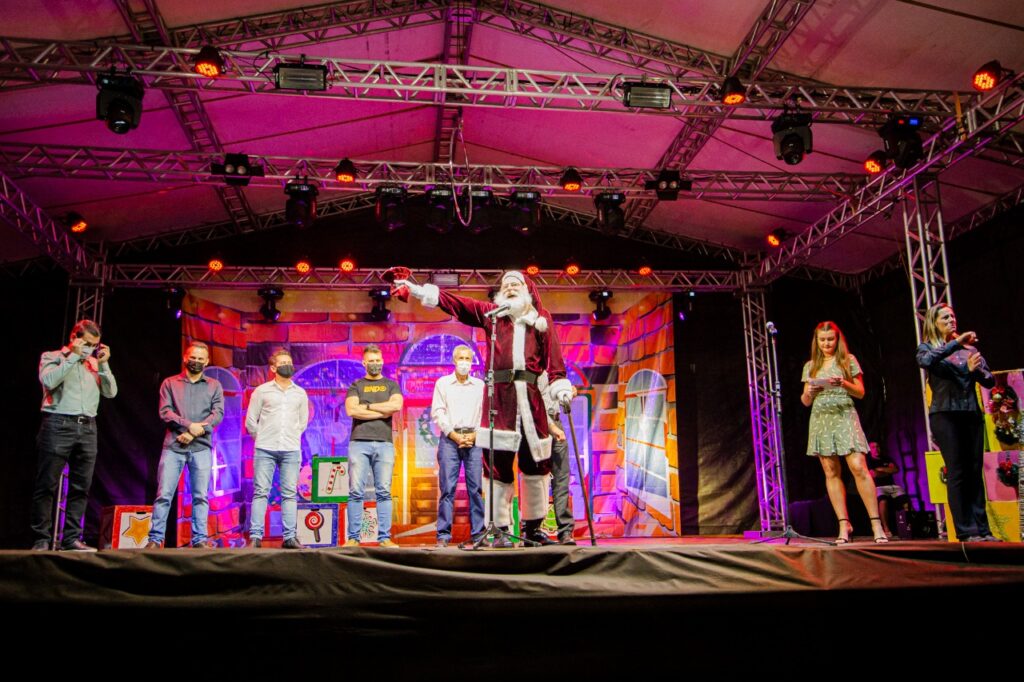 Espetáculo “Em busca da Fábrica Encantada de Natal” encanta público na abertura do Natal em Indaial