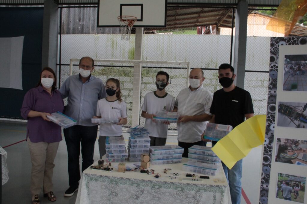 Alunos de Robótica da Escola Dr Carlos Moritz apresentam casa sustentável