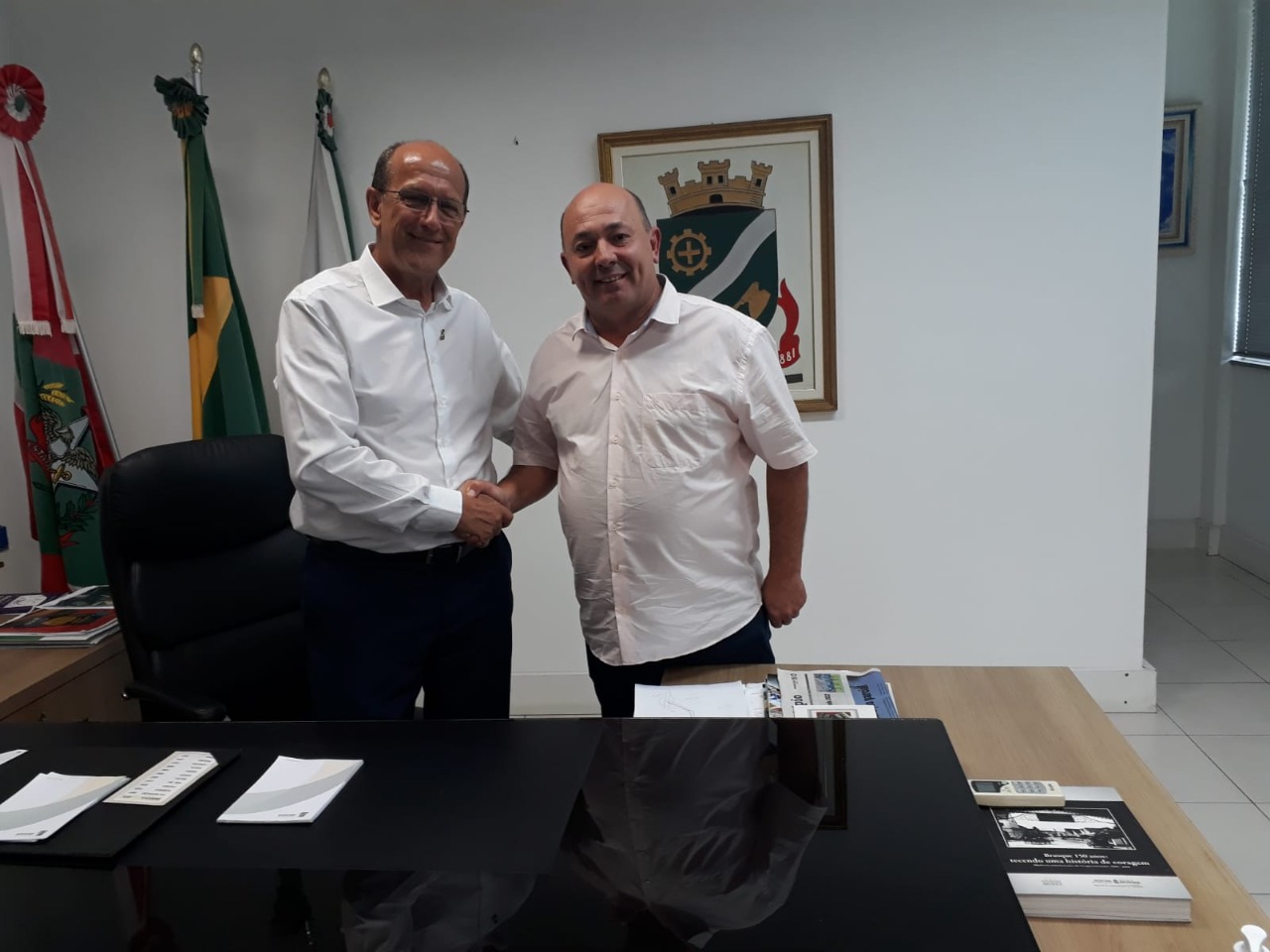 Ari Vequi transmite o cargo para o vice-prefeito Gilmar Doerner